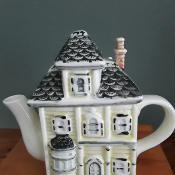 Medieval Style Townhouse Square Ceramic Teapot - Picture 1 of 6